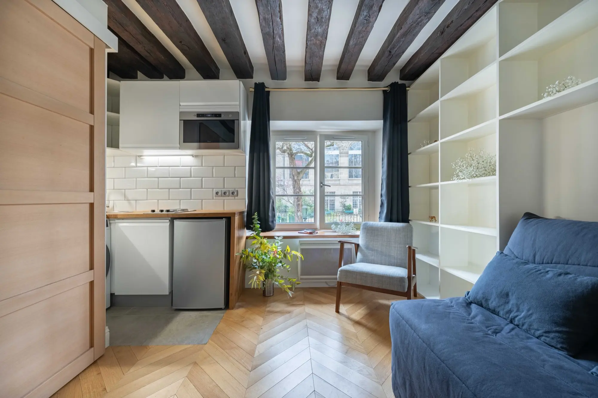 Studio parisien rénové : parquet en point de Hongrie et poutres conservées, projet Gaston